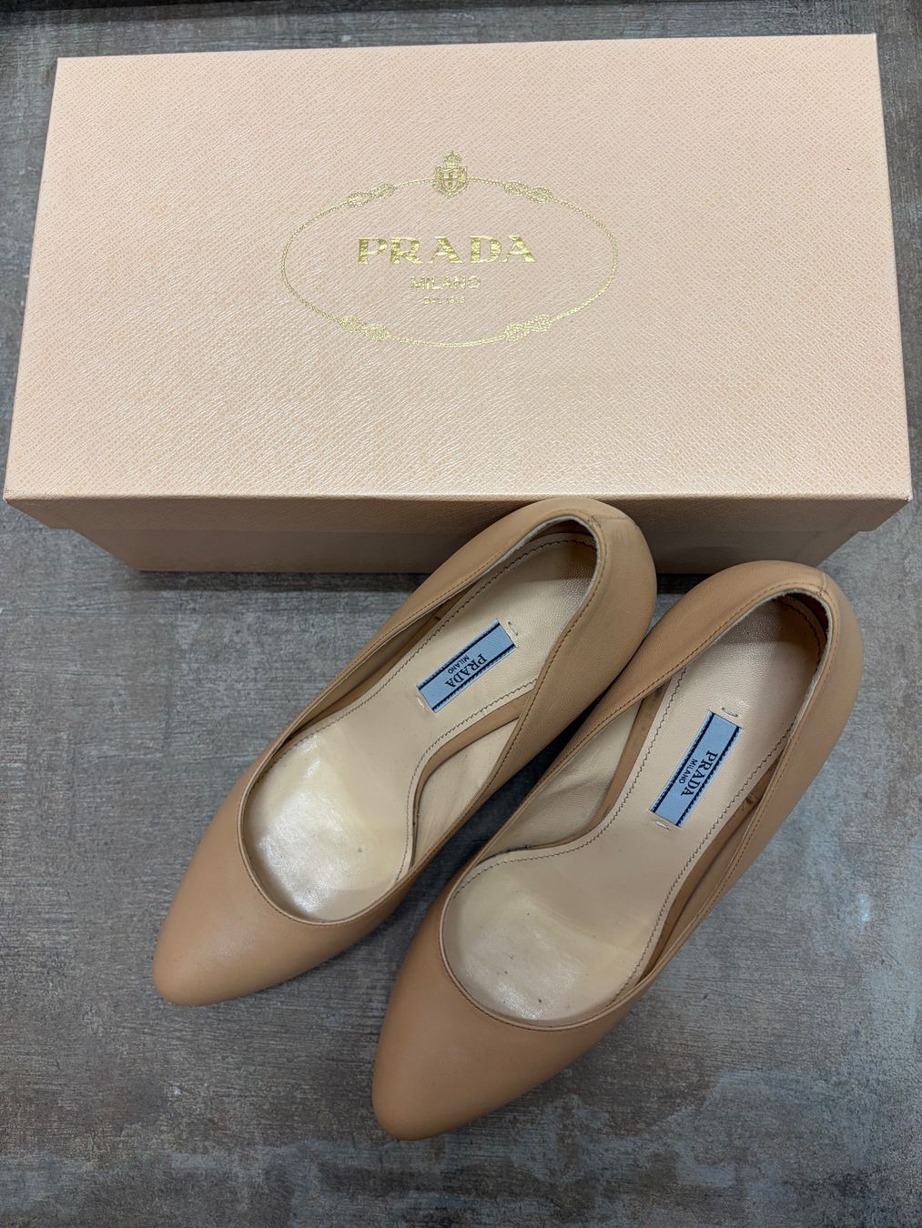 Prada Scarpe da donna: Prada Pumps, Leder beige, mit Originalbox – Usato da Uitikon Waldegg venduto da SanjaR