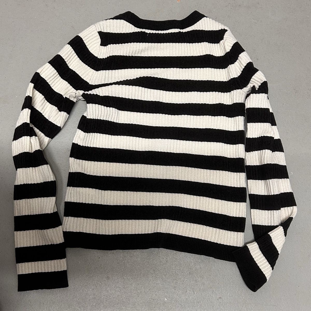 Pullover & Sweatshirts: Damen Pullover gestreift Schwarz/Weiss – Gebraucht aus Glattbrugg von Lara_G06 1