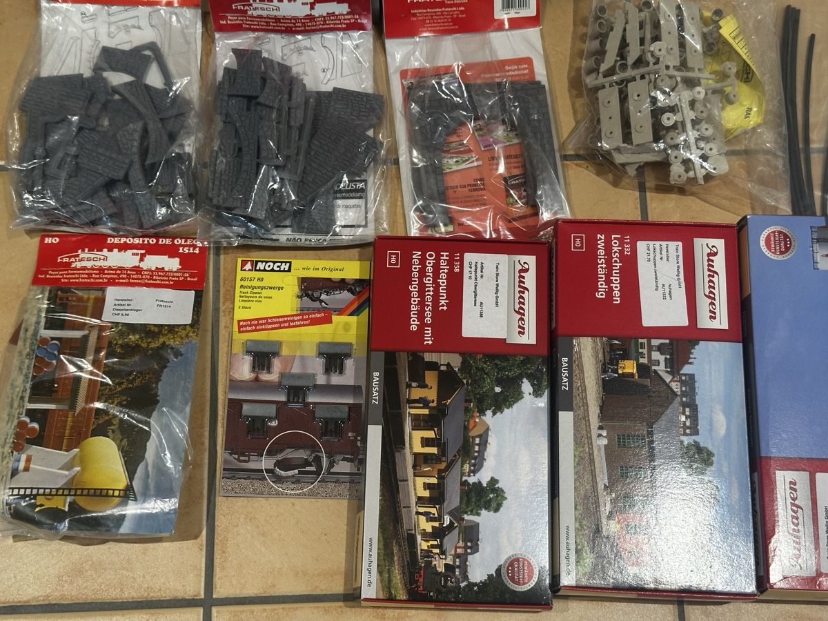 Modellini di ferrovie: Riesiger H0 Posten mit Häuser usw. NEUWARE ab 19.- – Usato da Sennwald venduto da HARO-Import 1