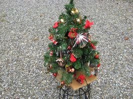 künstlicher kleiner Weihnachtsbaum