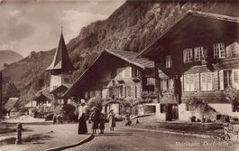 Meiringen, Dorfpartie mit Spaziergängern, gelaufen 1924