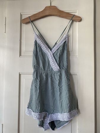 Pyjama mit Spitzenverzierungen und erstellbaren Trägern