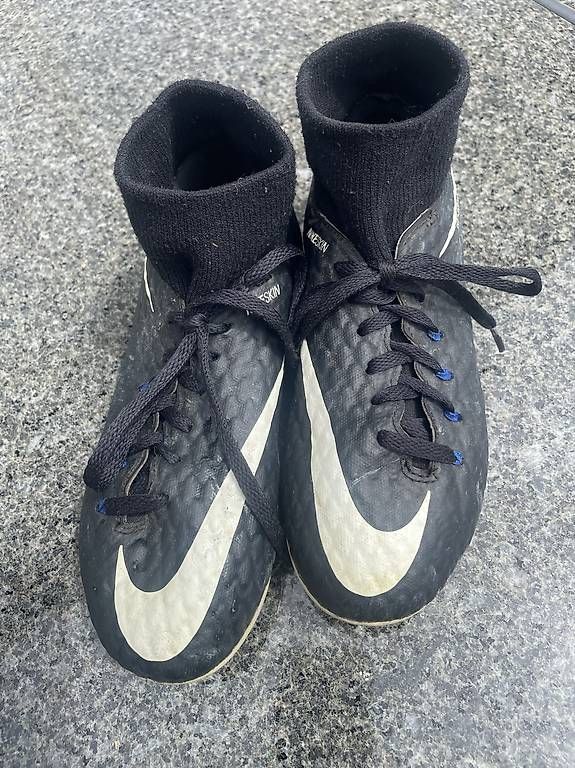Schuhe für Jungen: Fussballschuhe Nike – Gebraucht aus Fahrwangen von ATV-Funware