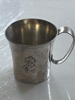 Becher mit Kinderfigur und Beschriftung (I7)