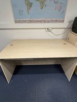 Schreibtisch mit geräumiger Arbeitsfläche