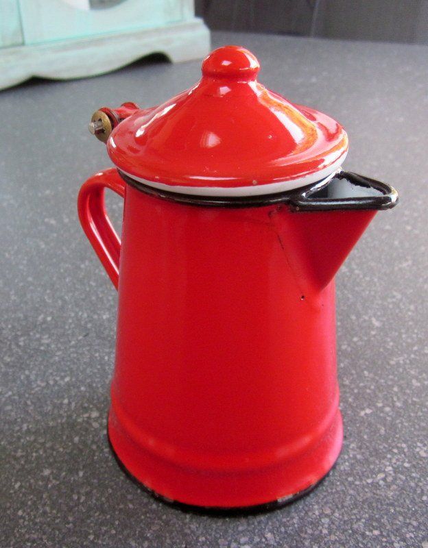 Teiere: Kleiner Email-Krug rot, mit Deckel, Höhe ca. 13 cm – Usato da Bischofszell venduto da raika 2