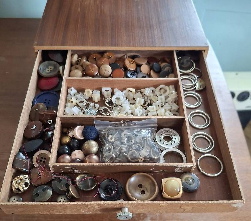 Giochi: Grosse Knopfsammlung mit Holzbox & Musterordner – Usato da Rüti ZH venduto da Liliane_market 3