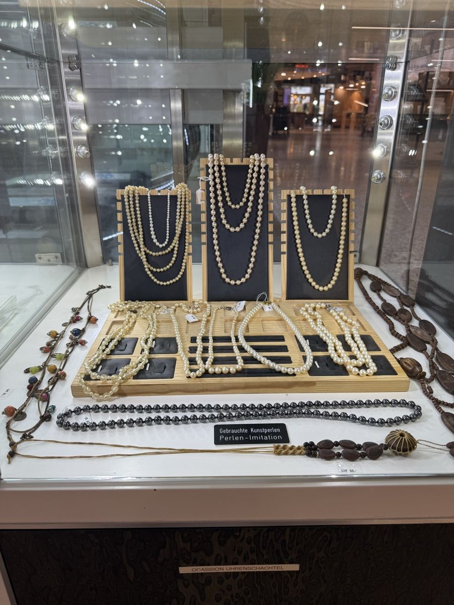 Altri gioielli: Perlen-Imitation & Modeschmuck Konvolut – Usato da Allschwil venduto da Paradies_Allschwil 1
