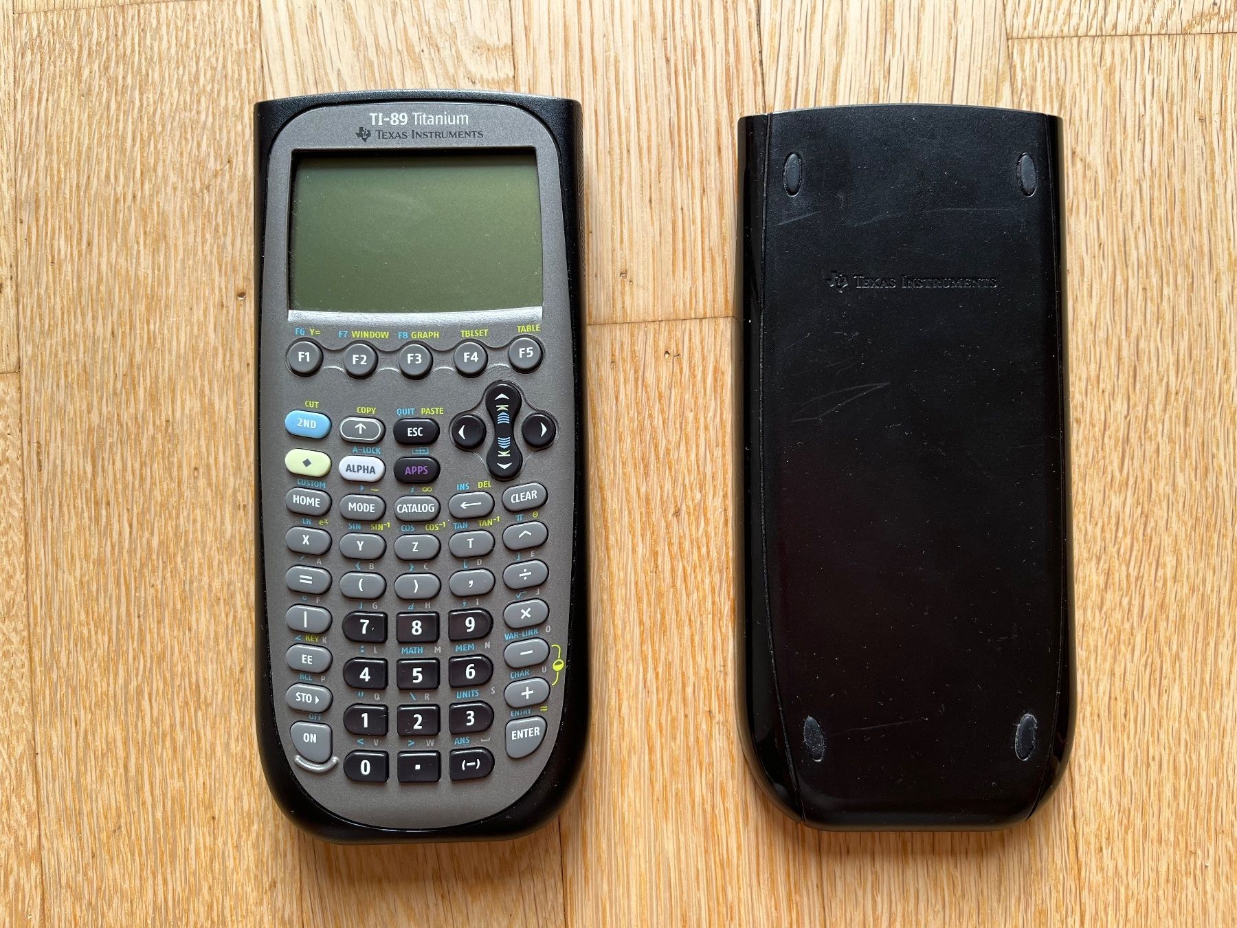 Texas Instruments Calcolatrici tascabili: Texas Instruments TI-89 Titanium grau – Taschenrechner – Usato da Basel venduto da Laserjay