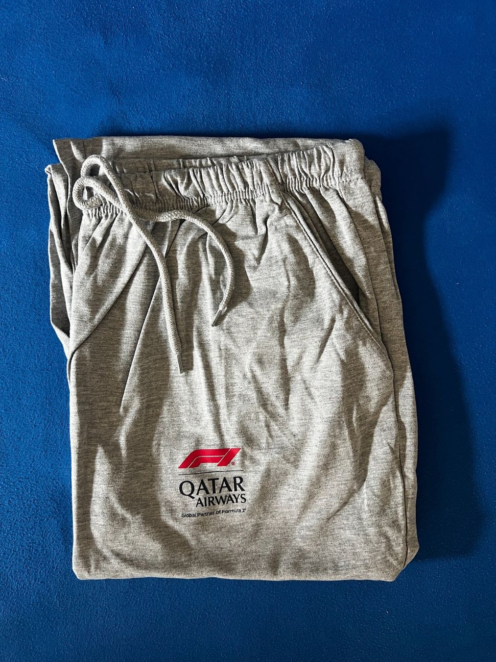 Pyjamas: Luxus: Pyjama Qatar Airways Typ Formula 1 "F1" - Grösse L – Neu und originalverpackt aus Zürich von sky-blue 1