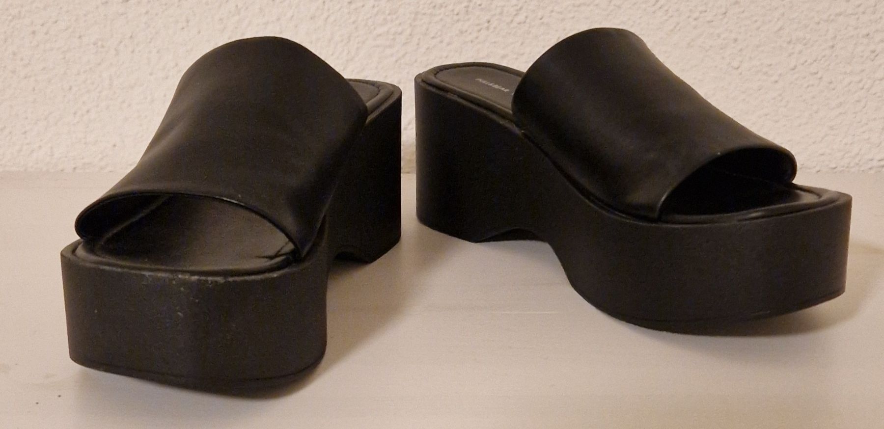 Pull&Bear Damenschuhe: Pull&Bear Pantoletten schwarz, Gr. 37 – Neu und originalverpackt aus Menziken von chs_xd76