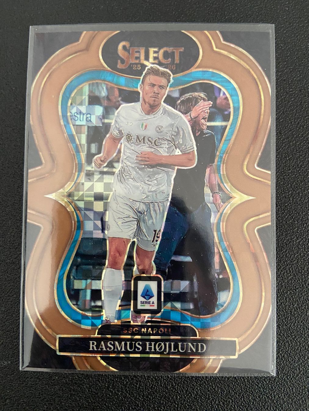 Panini Carte collezionabili: Rasmus Hojlund 37/99 Panini Select Serie A 25/26 – Usato da Dagmersellen venduto da dav_b656