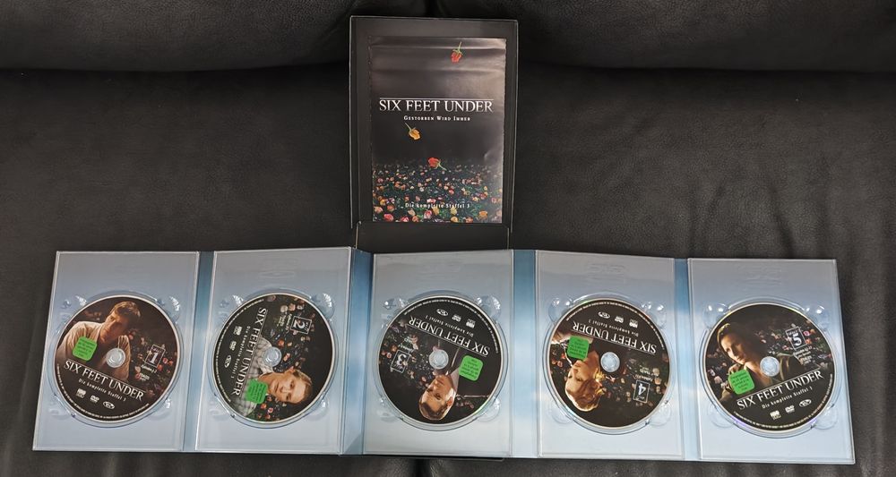 Tutti i DVDs: Six Feet Under, Gestorben wird Immer – Nuovo (secondo la descrizione) da Frauenfeld venduto da Gzorzi 2