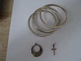 Schmuck-Set: 3 Armreifen, Anhänger Kreuz und Kreis