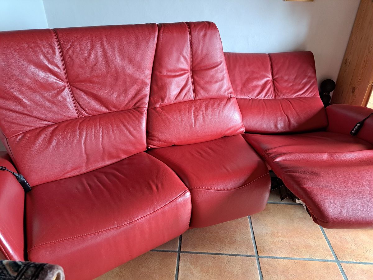 Divani: Rotes Ledersofa mit Relaxfunktion und integriertem Tisch – Usato da Brugg AG venduto da Huj11 1