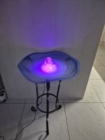 Tischbrunnen mit LED Beleuchtung Glas blau Metallgestell Dek