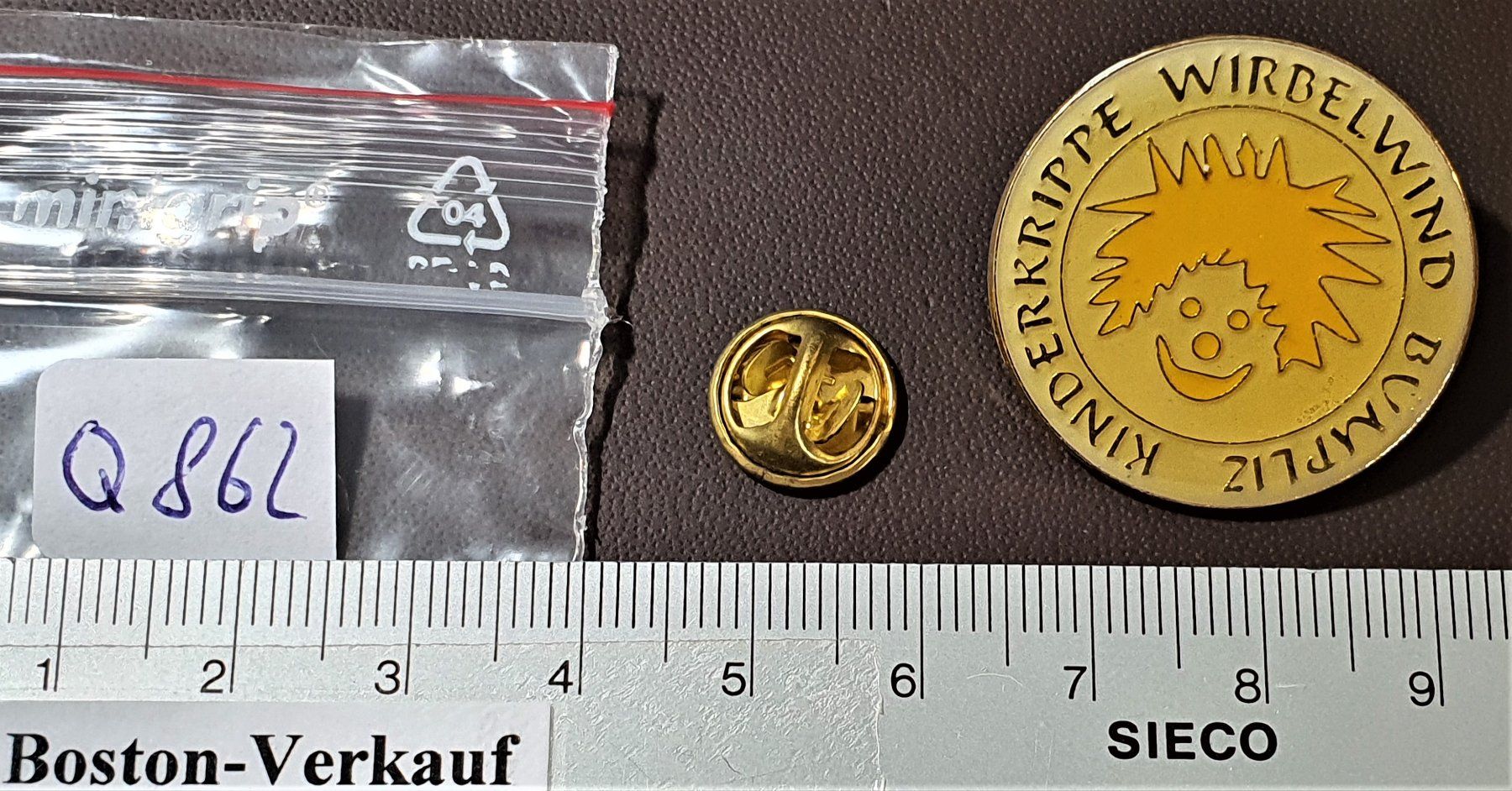 Tutte le decorazioni: Q862 - Pin Kinderkrippe Wirbeleind Bümpliz Bern – Usato da Reinach BL venduto da Boston-Verkauf 1