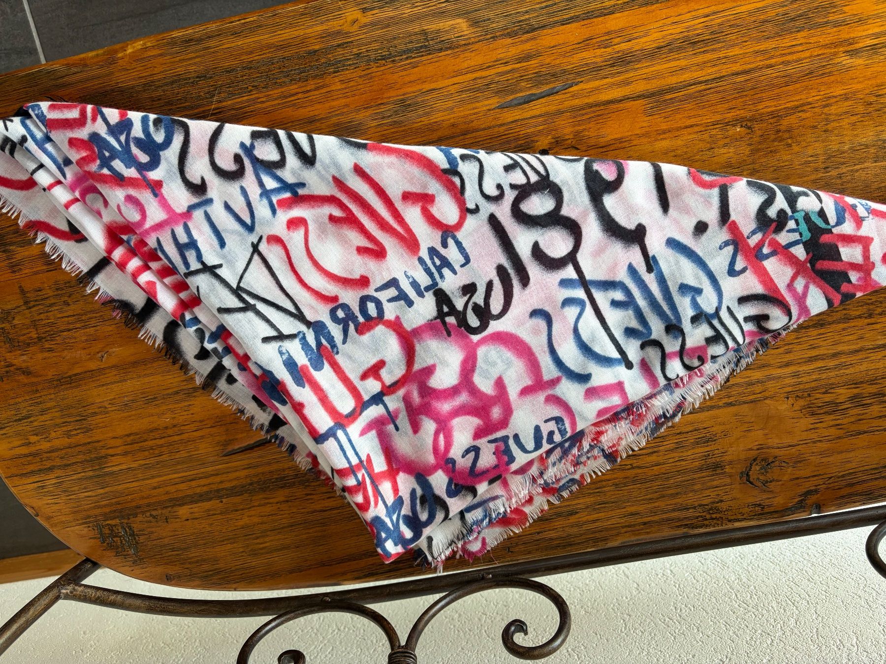 Guess Foulards, Tücher & Schals: Foulard GUESS 90/180 – Gebraucht aus Martigny von Sessalie
