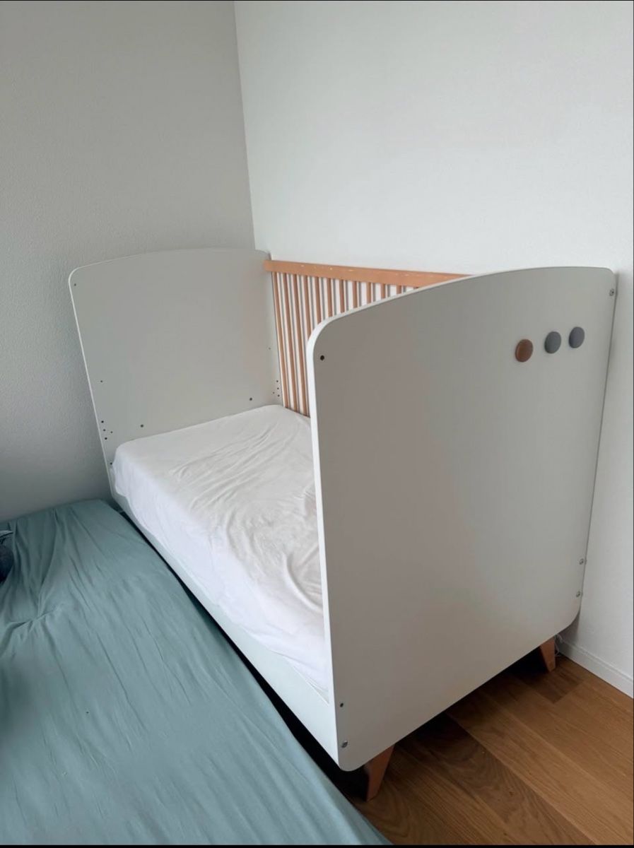 Betten: BISAL Colette Convertible Crib & Toddler Bed – Gebraucht aus Baar von reg_8l6t 3