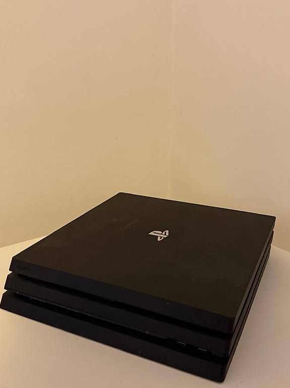 Sony Console: PS4 Pro 1TB (CUH-7116B) mit 2 Controller – Usato da Geroldswil venduto da mimilika 3