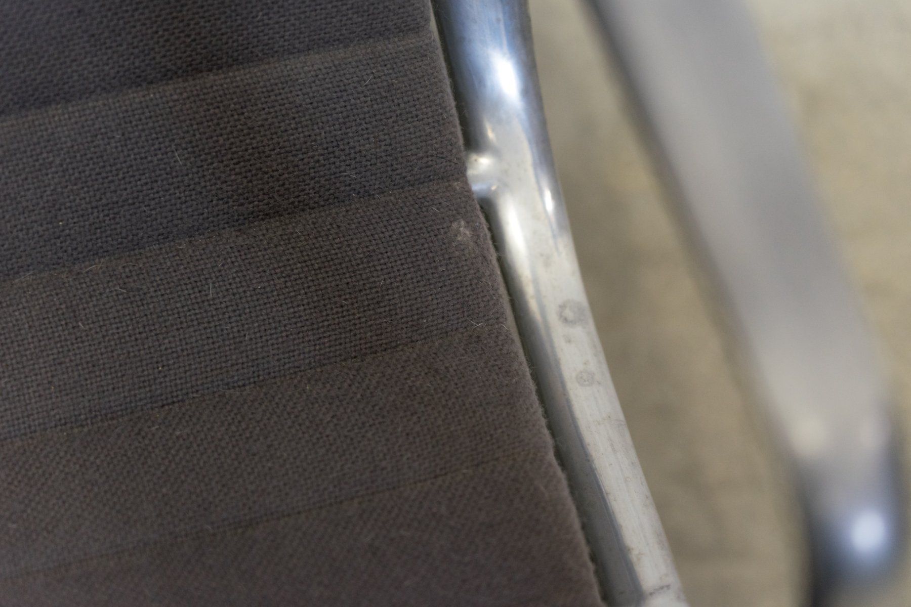 Vitra Sessel: Vitra Eames Aluminium Chair EA 124 - Lieferung möglich – Gebraucht aus Schaffhausen von Studio-Ara 7