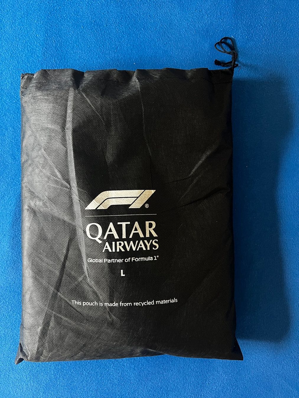 Pyjamas: Luxus: Pyjama Qatar Airways Typ Formula 1 "F1" - Grösse L – Neu und originalverpackt aus Zürich von sky-blue 3