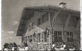 Ansichtskarte Berghaus Niederhorn belebt,  1947 gelaufen