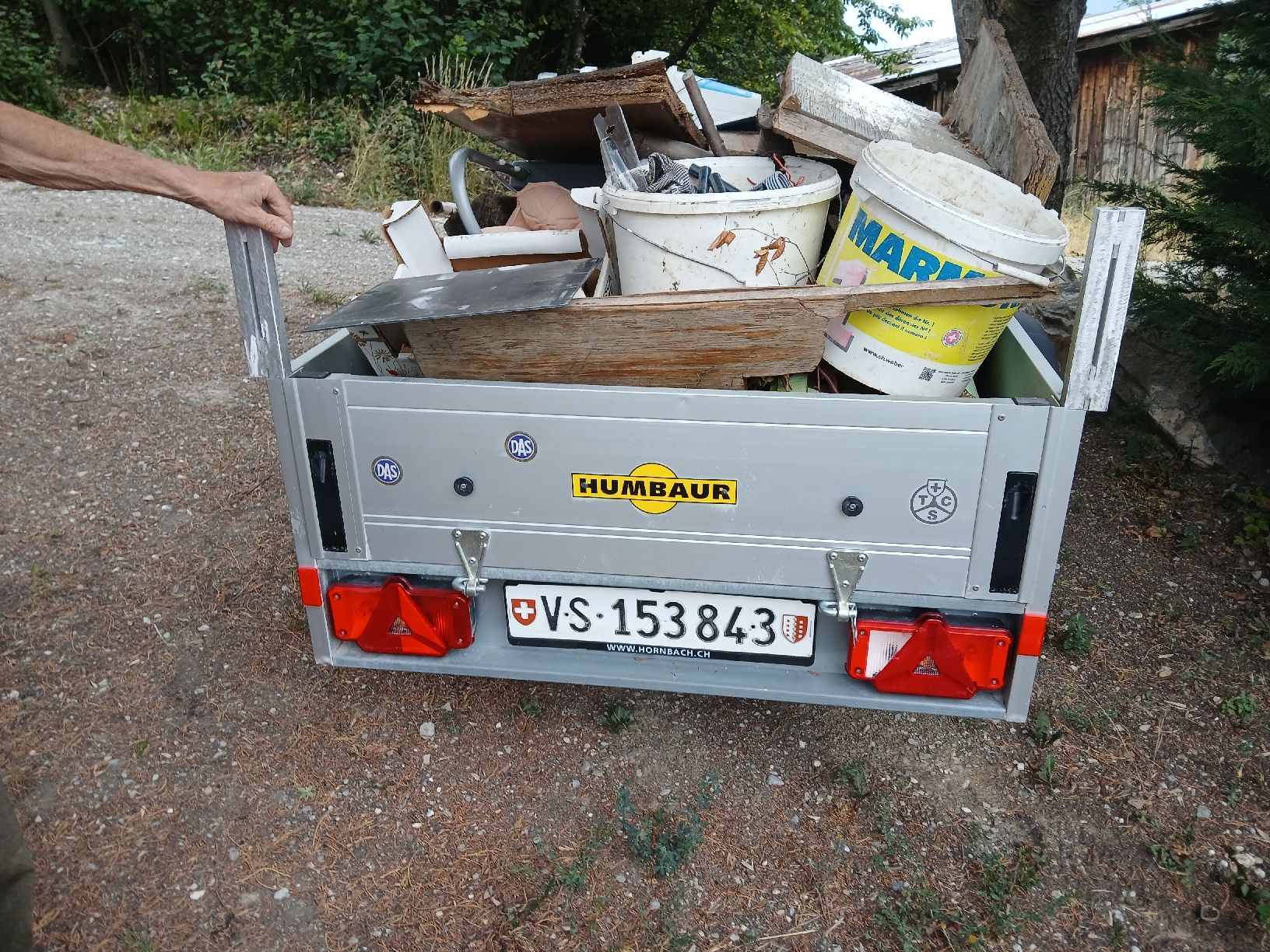 Humbaur Rimorchi: Humbaur Anhänger mit Material beladen – Usato da Wiler (Lötschen) venduto da AnRieder