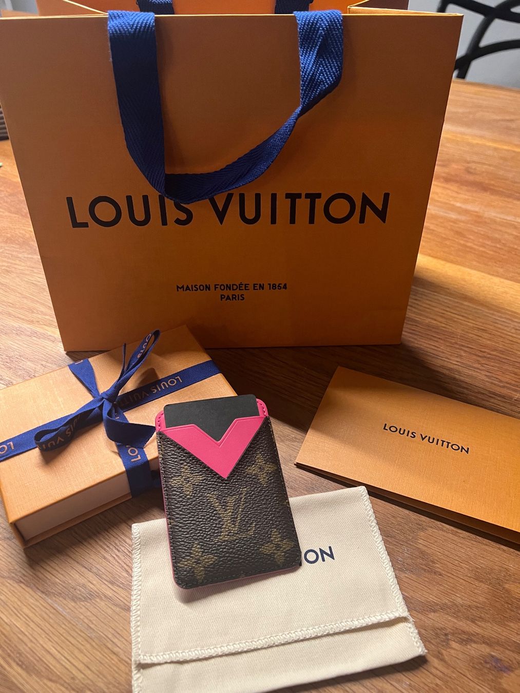 Louis Vuitton Portafogli: Louis Vuitton Magnet Kartenetui – Nuovo (secondo la descrizione) da Eglisau venduto da Hermes10 6