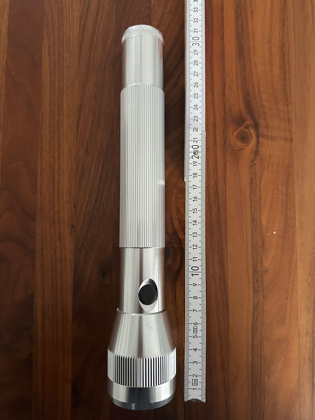 Lampade: Grosse LED-Taschenlampe, Aluminium – Nuovo (secondo la descrizione) da Olten venduto da MattRed