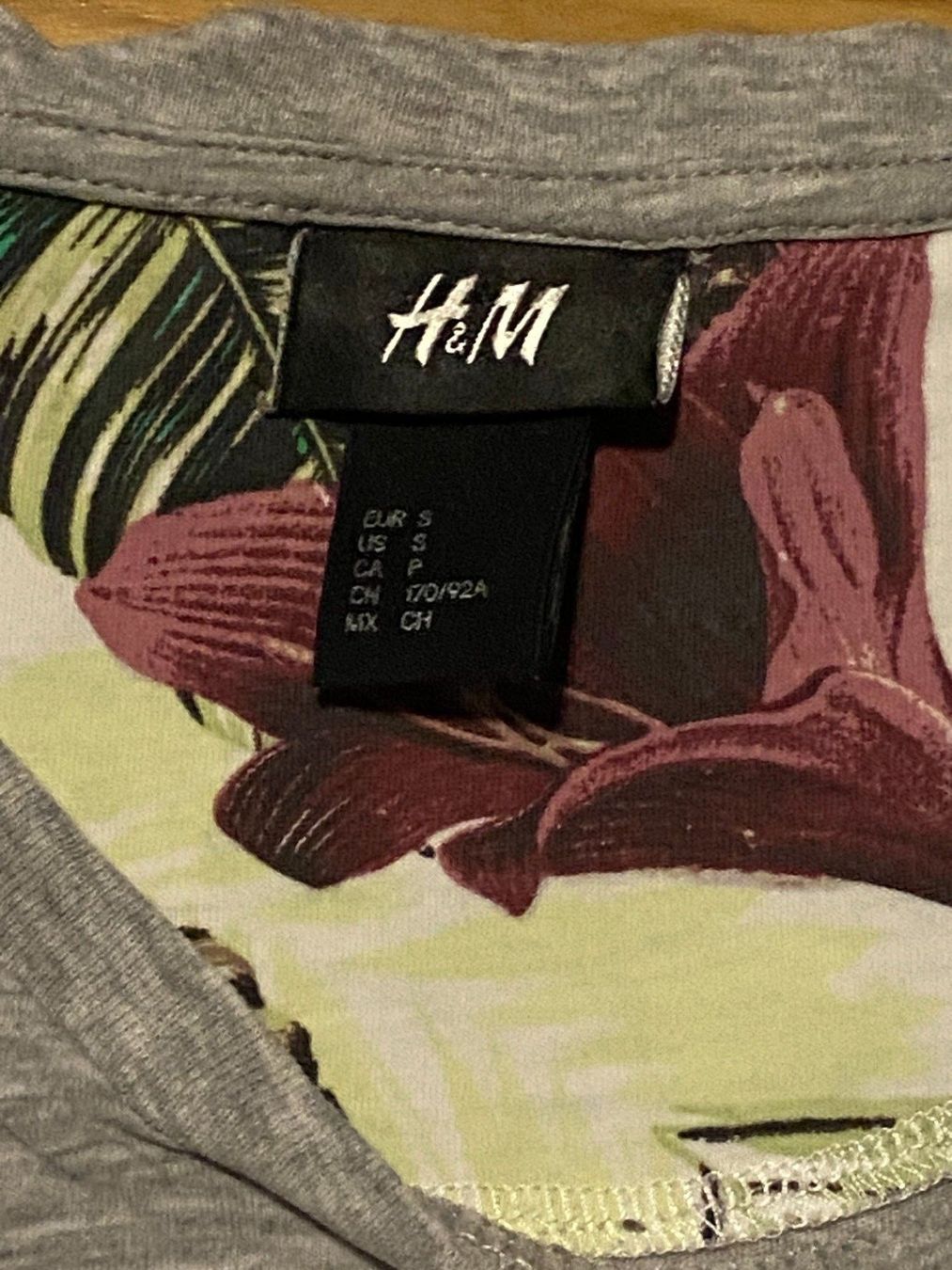 H&M Hemden, T-Shirts & Polos: H&M T-Shirt Grau Gr. S – Gebraucht aus Kriens von Blaecky98 2
