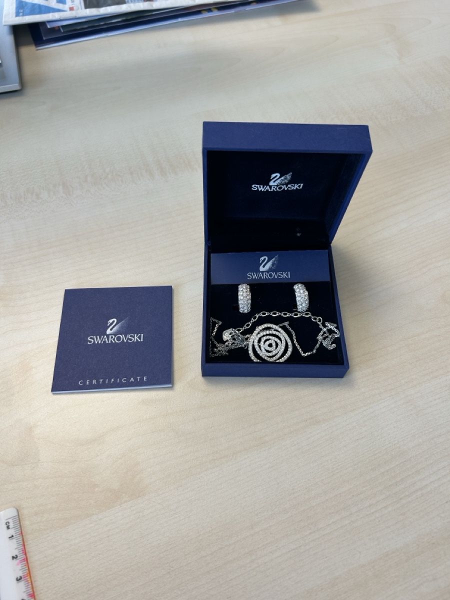 Swarovski Catenine: Swarovski Schmuckset Kette Ohrringe – Nuovo (secondo la descrizione) da Zuchwil venduto da celixne