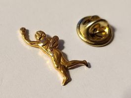 Pin's doré vintage - Athlète en mouvement