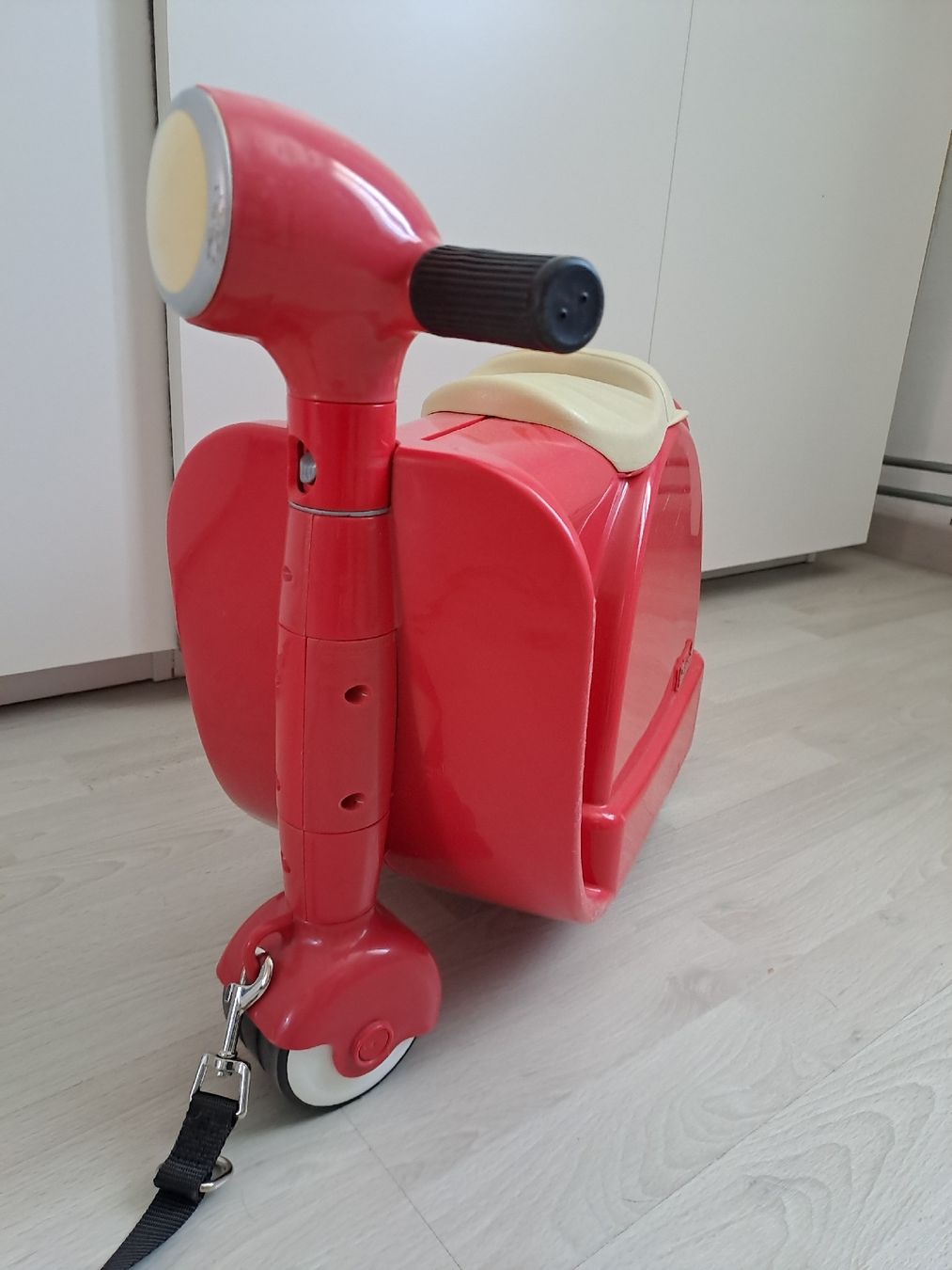 Reisekoffer: Kindertrolley Roller rot Marke Skoot Kinderkoffer – Gebraucht aus Rickenbach LU von bishiida 3