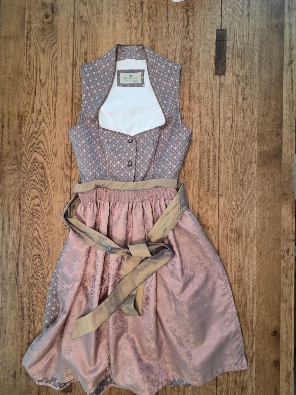 Costumi: Oktoberfest Dirndl mit Bluse und Jacke – Usato da Volketswil venduto da sandyandi 1
