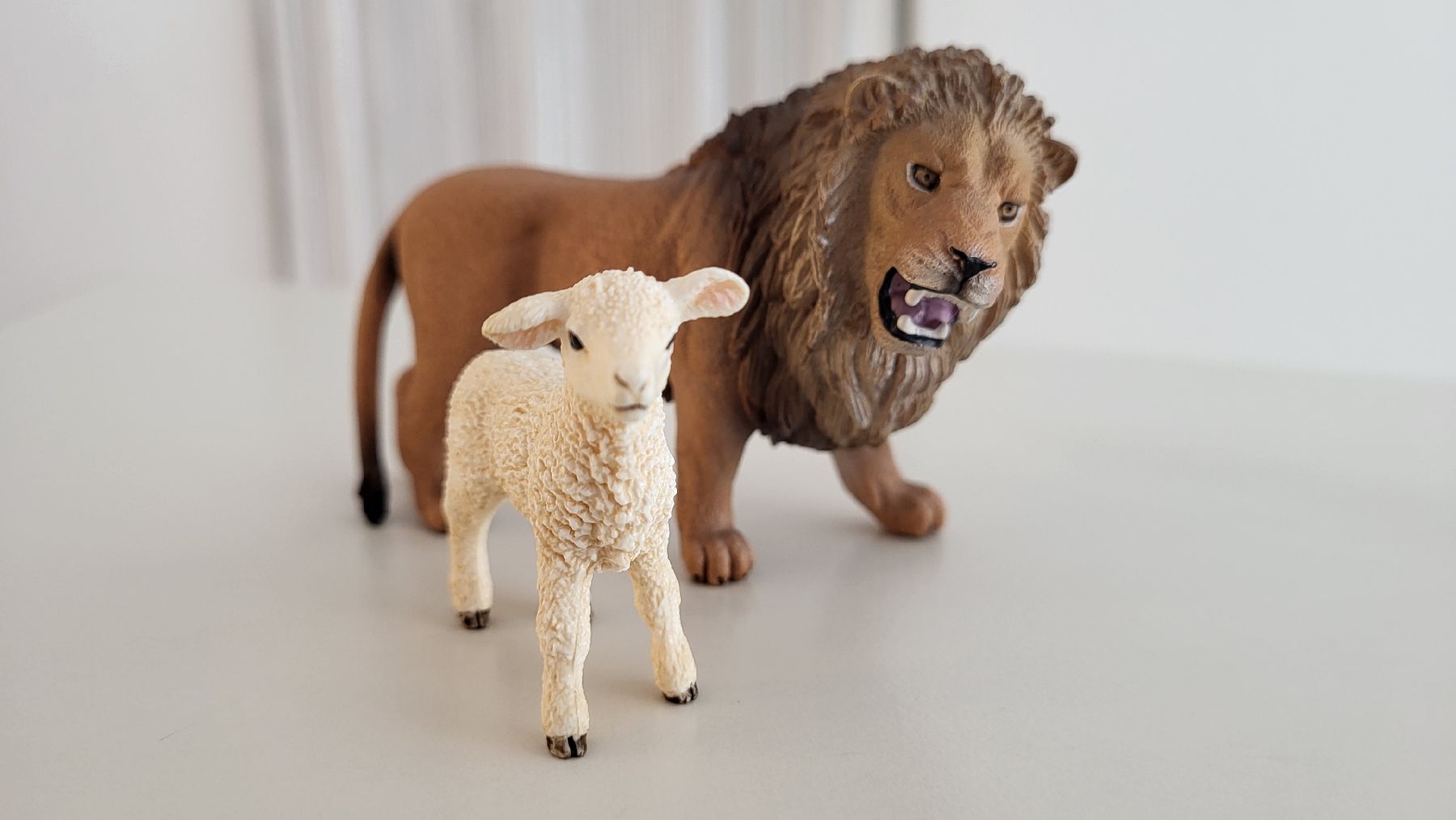 Schleich Statuette: Schleich Figuren Löwe und Lamm Set – Usato da Zürich venduto da TurtleRain
