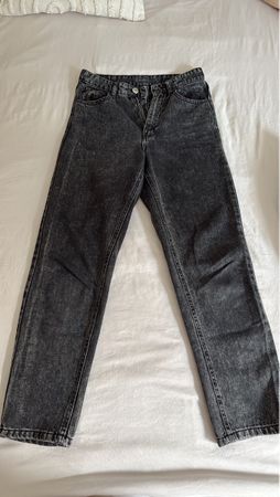 Pantalon en jean gris délavé taille usagée