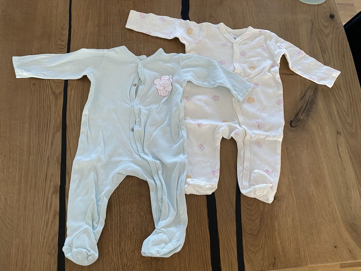 Pyjamas & Ähnliches: Baby Strampler Grösse 68 2er Pack gebraucht – Gebraucht aus Rupperswil von ang_v2m8