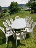 Weisser Gartentisch mit 10 Stühlen