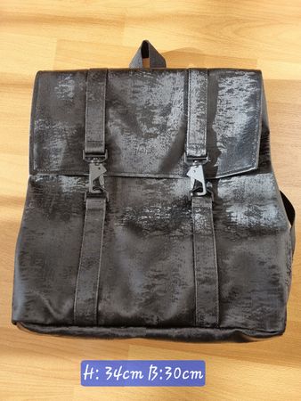Schwarzer Rains Rucksack, neuwertig