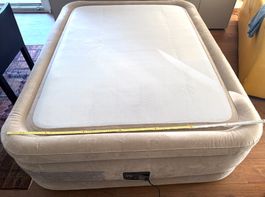Lit gonflable INTEX 140×190 cm – pompe électrique intégrée