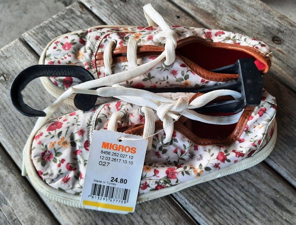 Schuhe für Jungen: 2Paar Neue Kinderschuhe, Grösse 20 + 27, – Gebraucht aus Walterswil SO von Fundort 1