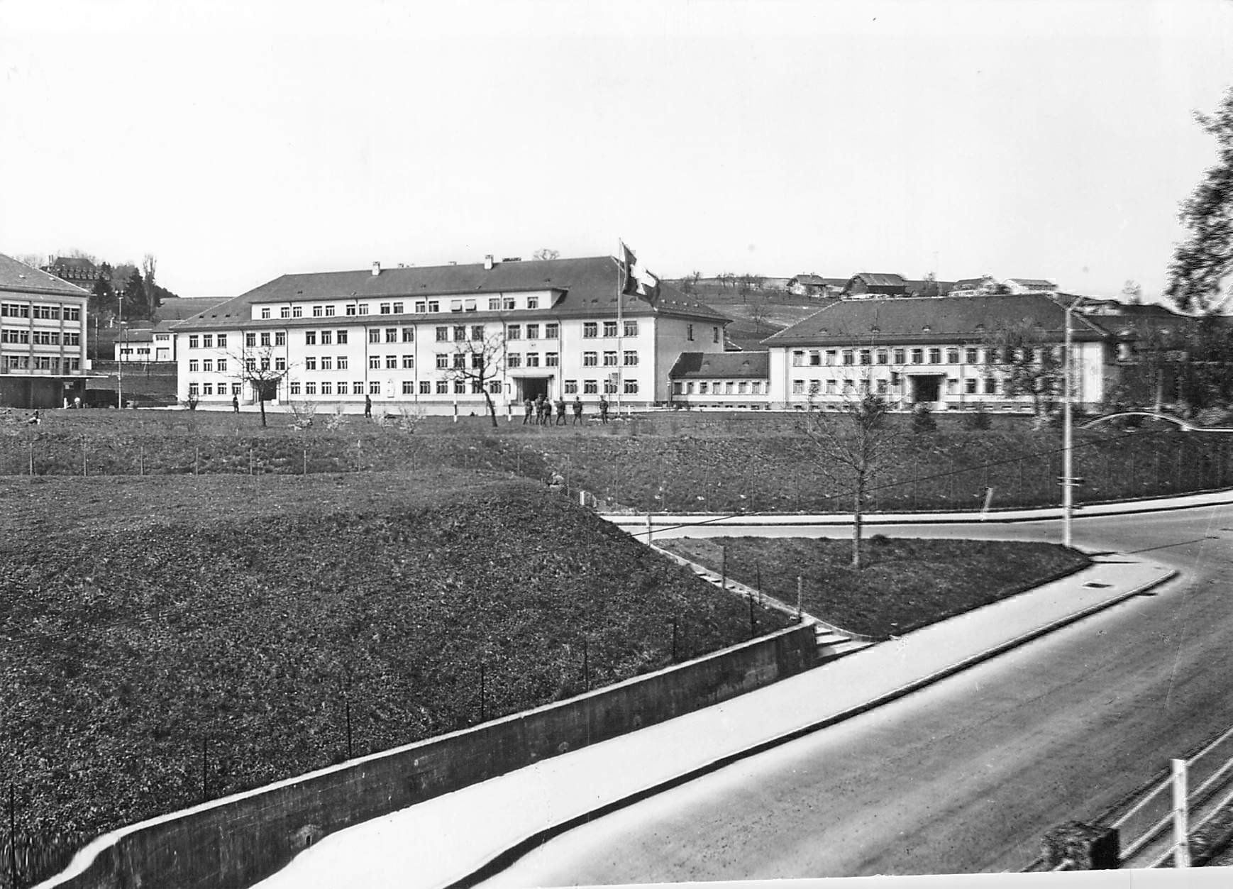 Cartoline postali: -Fribourg,Casernes de la Poya – Usato da Reichenburg venduto da Pipo-67