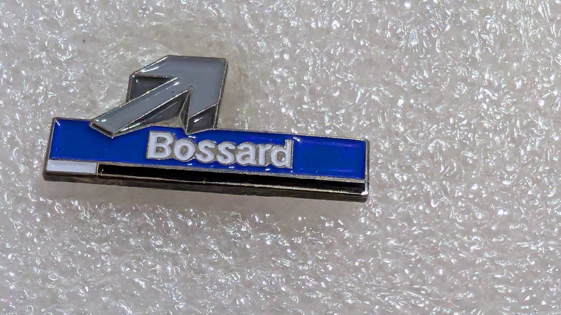 Placchette & Badge: Ansteckpin 271: Bossard – Usato da Oppligen venduto da Pin-Fall-Shop