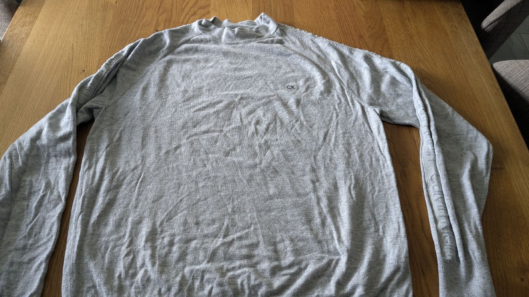 Calvin Klein Maglioni & Felpe: Grauer Calvin Klein Pullover mit Logo am Ärmel, Top! – Usato da Belp venduto da Beatrice6311