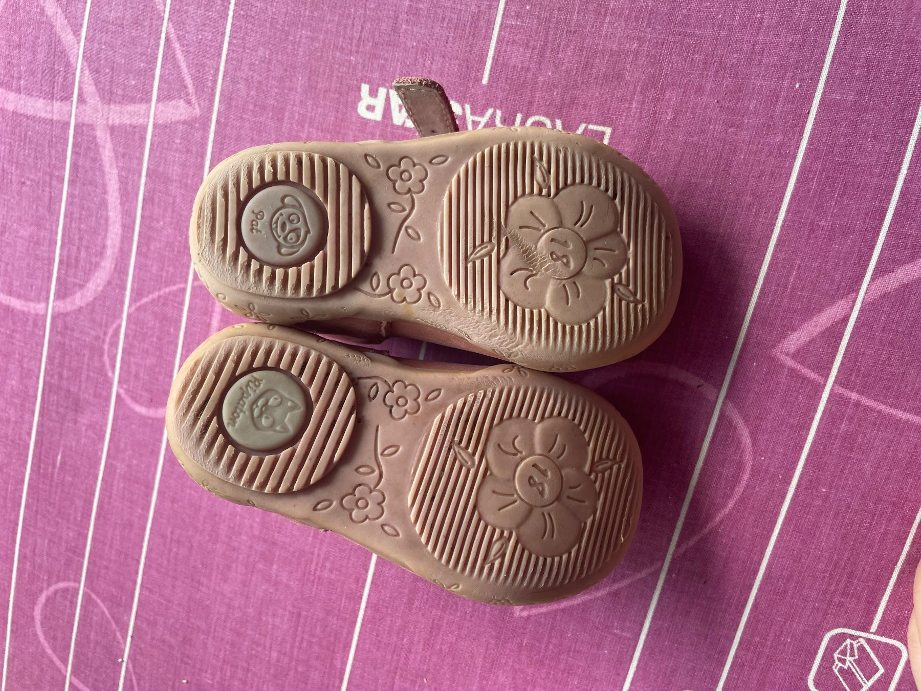 Scarpe per ragazze: Chaussures enfants taille 18 – Usato da Les Geneveys-sur-Coffrane venduto da pipocas2009 1