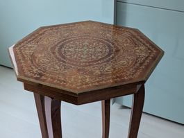 Beistelltisch / antik Couchtisch mit Intarsie und Spieluhr