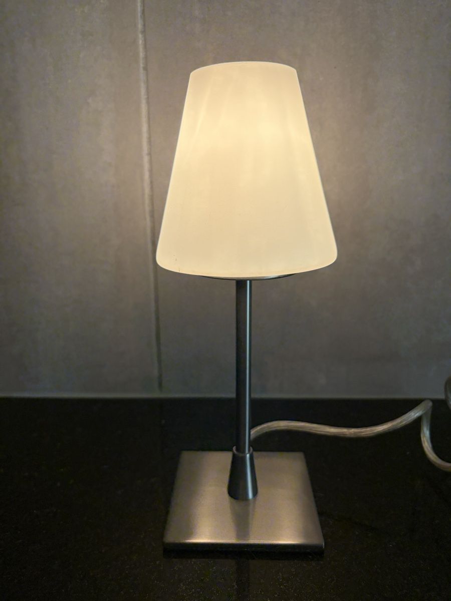 Lampes: Nachttischlampe mit Touch dimmer – D'occasion à Gebenstorf par Moene78