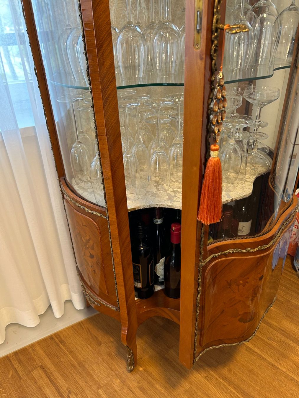 Vetrine: Louis XV Vitrine mit elegant gebogenem Glas – Usato da Küsnacht ZH venduto da filo_fila8700 3
