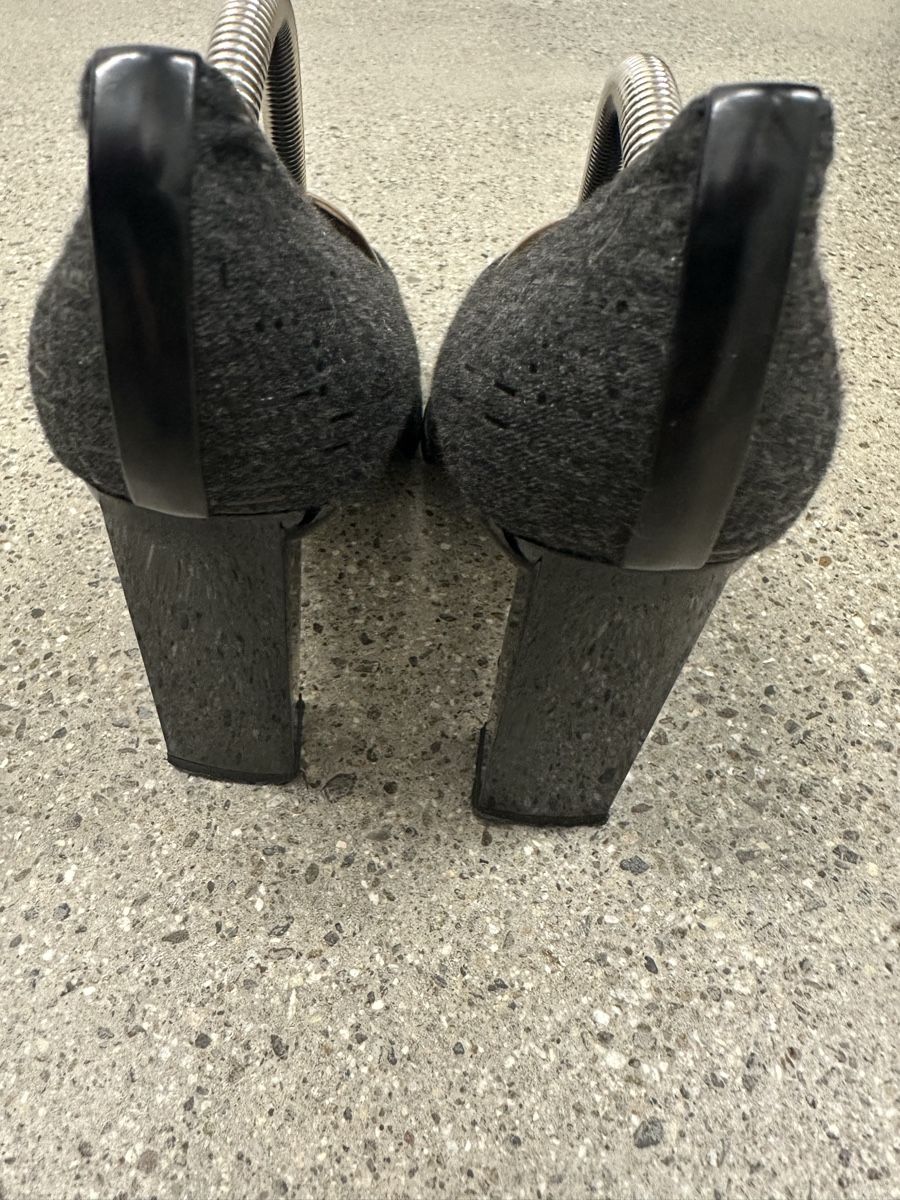 Stuart Weitzman Scarpe da donna: Stuart Weitzman Pumps dunkelgrau, schwarzer Lackabsatz, 39.5 – Usato da Lenzburg venduto da Athina64